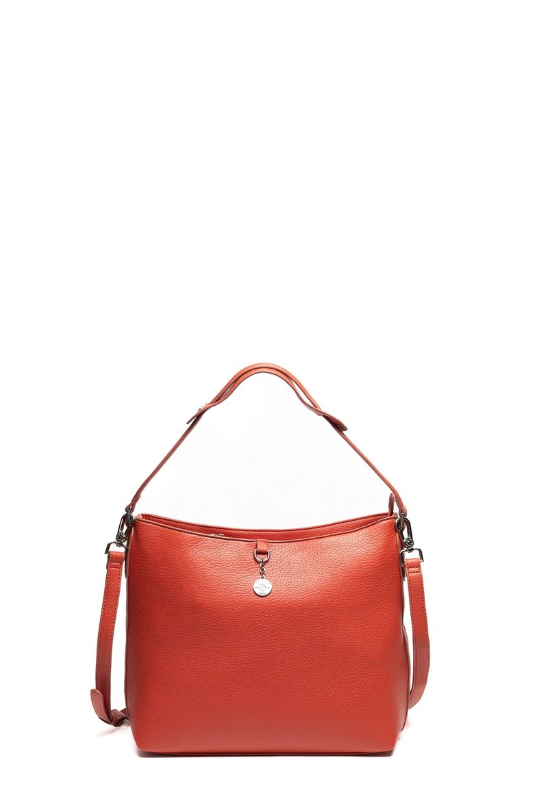 Rød læder skuldertaske med en tekstureret overflade, justerbar skulderstrop og en dekorativ metalcharme på forsiden. Blød, rund facon.