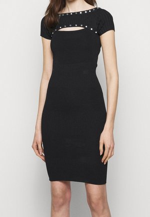 Schwarzes, geripptes Kleid mit kurzen Ärmeln, das ein Schlüsselloch-Ausschnitt unter einem mit Nieten besetzten Ausschnitt aufweist. Figurbetonte Silhouette, die die Taille betont.