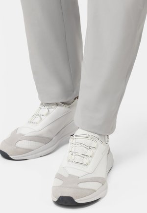 - Sneakersy niskie