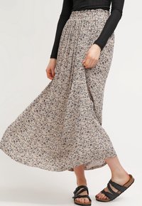 Maxi rok met een elastische tailleband, voorzien van een bloemenpatroon in beige, blauw en paarse tinten; gemaakt van lichtgewicht stof.