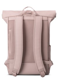 Ljusrosa rulltop ryggsäck tillverkad av ett slätt material med vadderade, justerbara remmar och ett meshnät bak för ventilation. Har sidofickor.