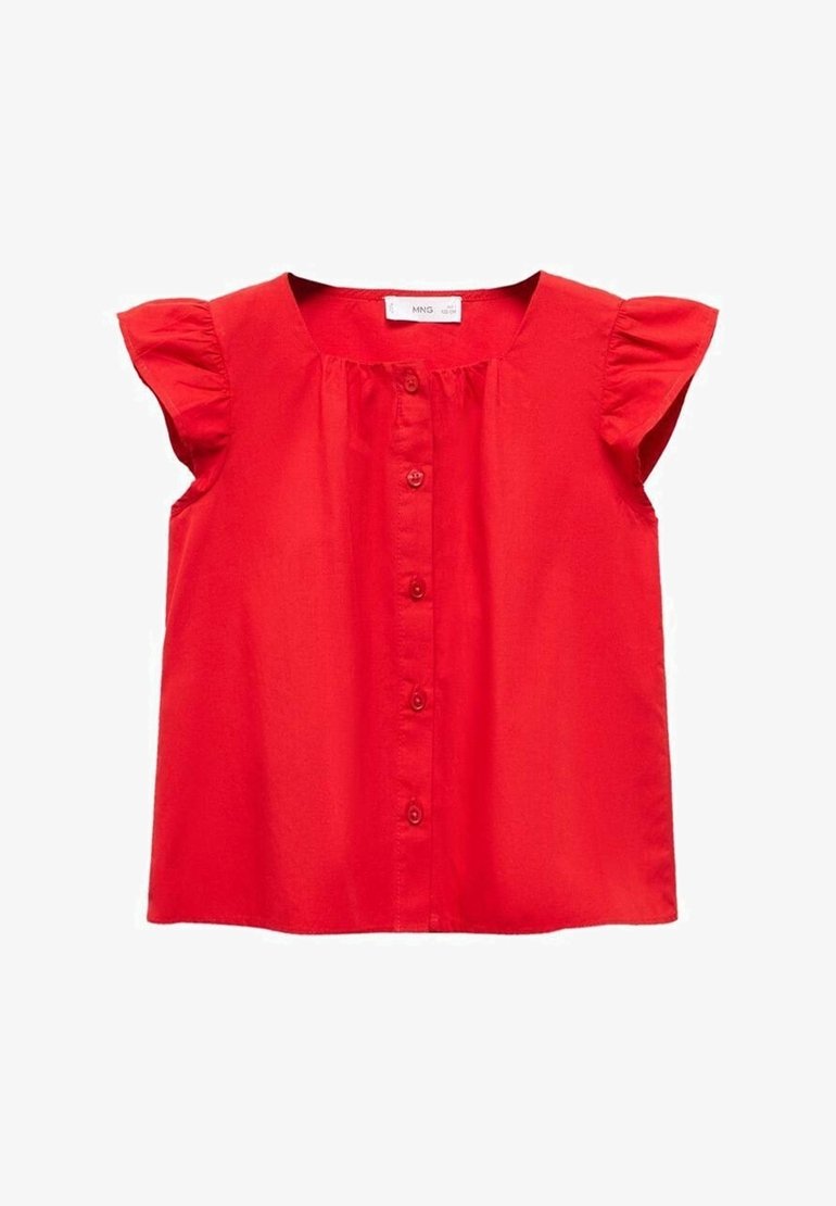 Blouse rouge à manches courtes avec manches volantées, encolure froncée et fermeture à boutons sur le devant.