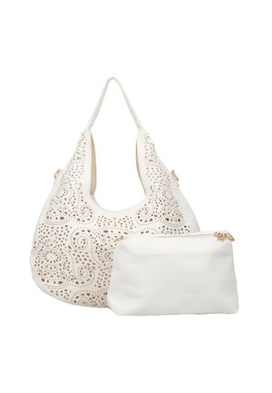 Fehér bőrből készült hobo táska bonyolult kivágott mintákkal, valamint egy kisebb, egyszínű fehér tasak arany cipzárfogóval elöl.