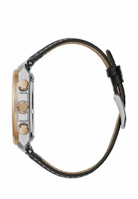 Kronografur med et guldfarvet rustfrit stål urkasse, sort læderrem og sølvhardware, der har to trykknapper på siden.