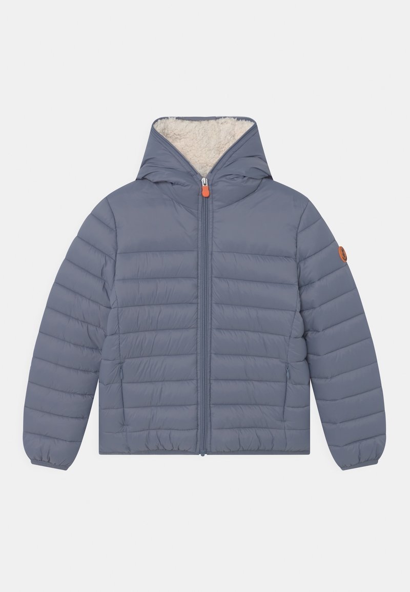 Giacca grigia imbottita con cappuccio, dotata di chiusura con zip, interno foderato in pile e polsini elasticizzati. Include un accento arancione sulla zip.