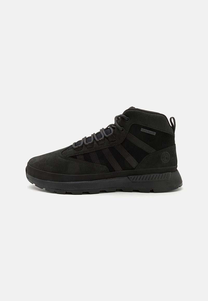 Baskets montantes noires avec lacets à l’avant, col rembourré, semelle texturée et marquage discret sur le côté et la zone du talon.