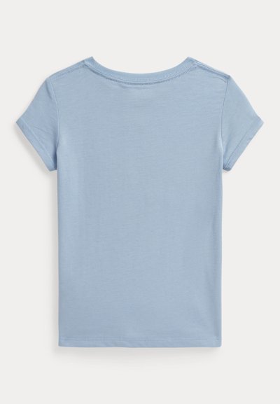 Ανοιχτό μπλε κοντομάνικο T-shirt, μαλακό βαμβακερό ύφασμα, λαιμόκοψη ριγέ, απαλά καμπυλωτό τελείωμα, ελάχιστες ραφές, λεία υφή.