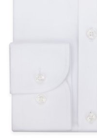 Biała koszula z punktowym kołnierzykiem, długimi rękawami i mankietami z plisy, z przezroczystymi plastikowymi guzikami i gładkim bawełnianym materiałem.