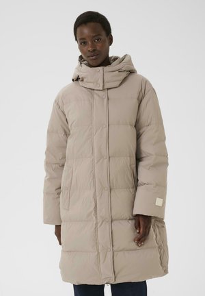 Beige Pufferjacke mit hohem Kragen, großen Knöpfen und Seitentaschen. Hat ein gesteppte Design und eine Kapuze für zusätzliche Wärme.