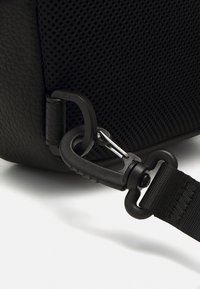 Armani Exchange ZAINO UNISEX - Borsa a tracolla - black