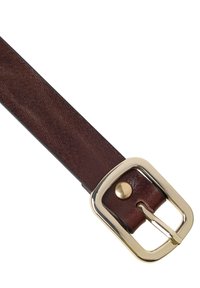 Brun læderbælte med en glat overflade, der har en guldfarvet metalspænde og en knapdetalje nær spænde.