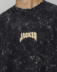 T-shirt nera con motivo tie-dye e finitura testurizzata, caratterizzata da una grafica "JACKER" in un font chiaro e spigoloso sul petto.