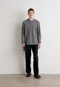 BOSS Ilgarankovis viršutinės dalies drabužis - dark grey