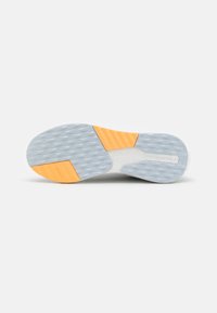 adidas Sportswear AVRYN - Športni copati - shadow navy/acid orange