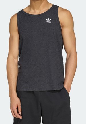 Dunkelgraues Tanktop aus geripptem Stoff, mit rundem Ausschnitt und weißem Adidas-Logo auf der linken Brust.