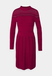 Abito aderente a maniche lunghe in magenta profondo con un corsetto testurizzato e accenti in pizzo. Presenta strisce nere verticali sulla gonna. Collo alto.