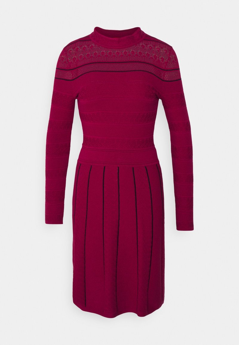 Abito aderente a maniche lunghe in magenta profondo con un corsetto testurizzato e accenti in pizzo. Presenta strisce nere verticali sulla gonna. Collo alto.