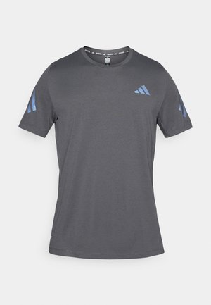 Sivé tričko s krátkym rukávom vyrobené z ľahkej látky, s modrými detailmi a logom na hrudi a rukávoch. Klasický okrúhly výstrih.