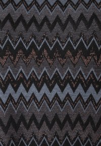 Strickstoff mit einem Zickzackmuster in Schwarz-, Grau- und metallischen Kupfertönen. Strukturiertes Aussehen mit abwechselnden Wellenmustern.