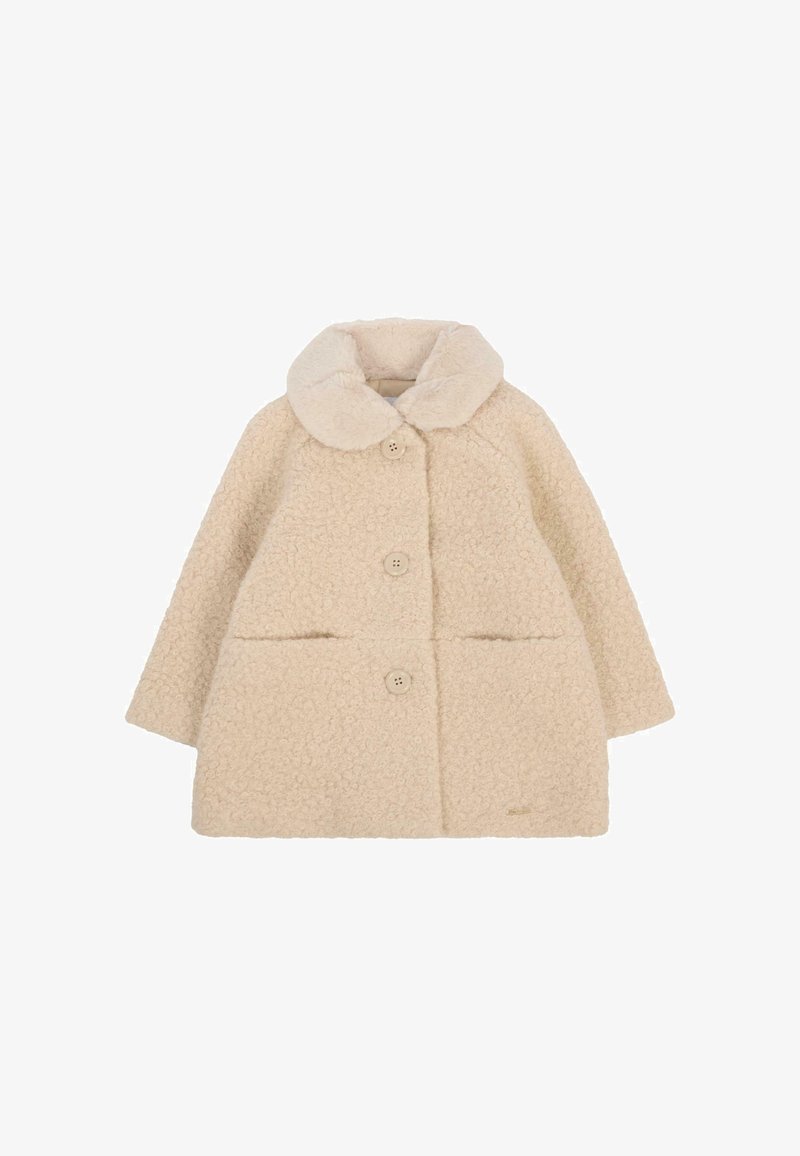 Cappotto teddy beige con colletto rotondo, quattro bottoni frontali, due tasche laterali e un esterno texturizzato e morbido.