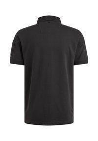 Zwarte poloshirt met een klassieke kraag, korte mouwen en een enkele zak op de linkermouw. Glad textielafwerking en een getailleerde pasvorm.