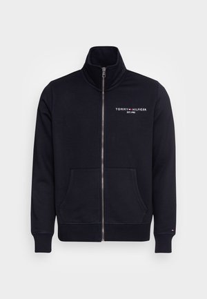 Czarna kurtka na zamek z wysokim kołnierzem, przednimi kieszeniami, logo "Tommy Hilfiger EST. 1985" na piersi i małym logo na mankiecie.