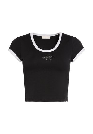 Μαύρο cropped μπλουζάκι με λευκή επένδυση στον στρογγυλό λαιμό και τα μανίκια, με μικρό λογότυπο Calvin Klein στο κέντρο του στήθους.