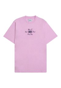 Camiseta de algodón rosa con mangas cortas, que presenta un estampado gráfico en texto azul oscuro que dice "Bienvenidos a Basel, Amig@s Sunny Gang."