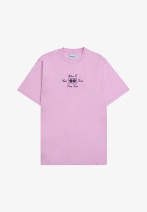 Camiseta de algodón rosa con mangas cortas, que presenta un estampado gráfico en texto azul oscuro que dice "Bienvenidos a Basel, Amig@s Sunny Gang."
