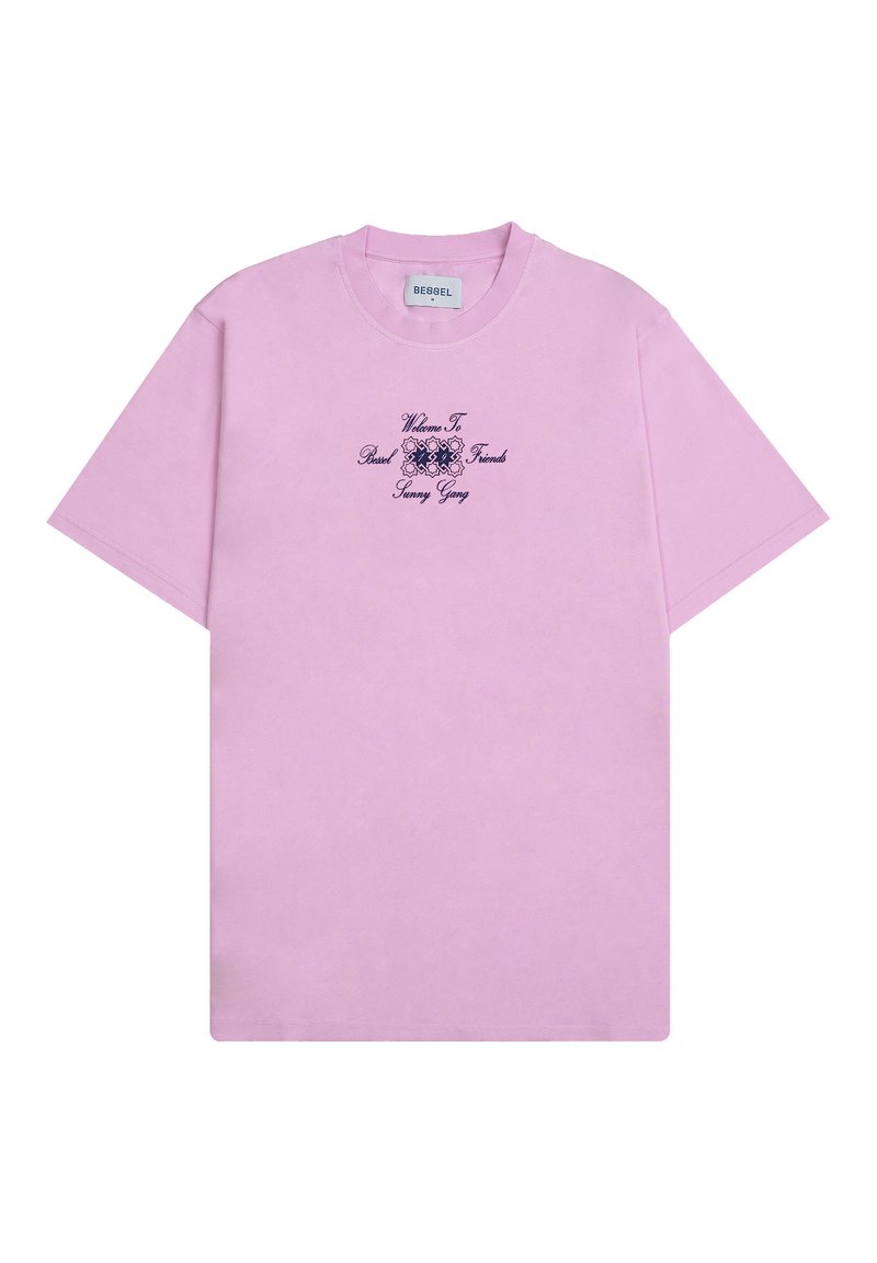Camiseta de algodón rosa con mangas cortas, que presenta un estampado gráfico en texto azul oscuro que dice "Bienvenidos a Basel, Amig@s Sunny Gang."