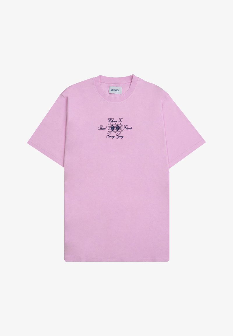 Camiseta de algodón rosa con mangas cortas, que presenta un estampado gráfico en texto azul oscuro que dice "Bienvenidos a Basel, Amig@s Sunny Gang."