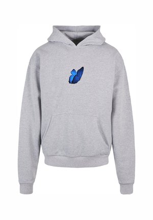 Sudadera gris con mangas largas, bolsillo frontal y un gráfico de mariposa azul en el centro. Fabricada con una tela suave y de corte holgado.
