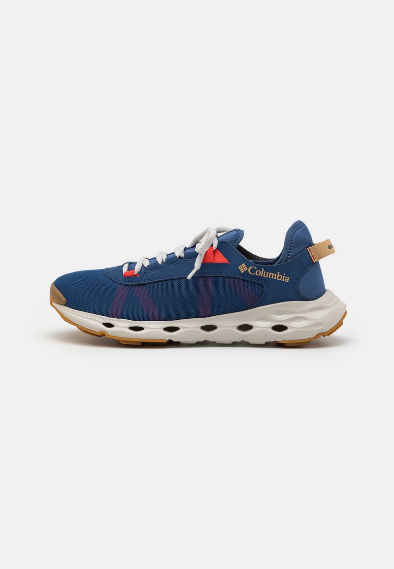 Niebieskie sportowe sneakersy z oddychającą siateczką, białą podeszwą środkową, czarnymi wykończeniami i czerwonymi akcentami. Posiadają wyściełany kołnierz i trwałą podeszwę.