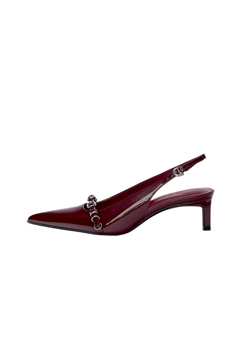 Chaussure d'escarpin en cuir verni bordeaux avec un bout pointu, un petit talon et des garnitures en métal argenté décoratives sur le devant. Texture lisse.