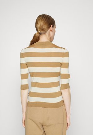 Maglione lavorato a maglia a righe marroni e crema con maniche corte e collo a coste, caratterizzato da un design aderente.