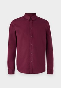 Koszula z długimi rękawami, zapinana na guziki, w ciemnym burgundzie, z klasycznym kołnierzykiem i mankietami na guziki, wyeksponowana na białym tle.
