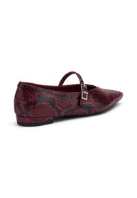 Botte plate à imprimé serpent rouge et noir avec un bout pointu, une bride à la cheville et un petit talon. Matériau extérieur texturé avec une doublure intérieure lisse.