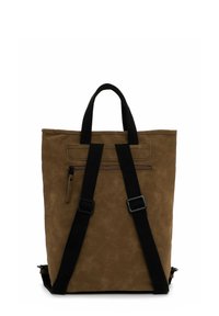 Zaino in tessuto marrone con due spallacci neri regolabili, maniglie superiori e una tasca frontale con zip. Texture liscia con un design minimale.