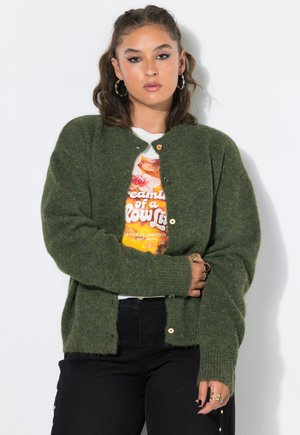 Studio Untold STRICKJACKE, OVERSIZED, EXTRA LANGER LANGARM - Vest - pale olive