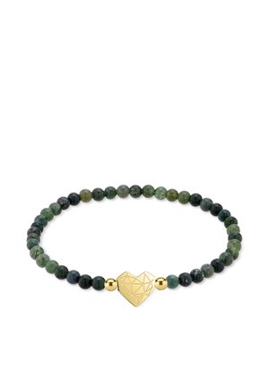 Dehnbare Armband mit runden grünen Perlen und einem goldenen geometrischen Herzanhänger, der zwischen zwei kleinen goldenen Perlen zentriert ist.