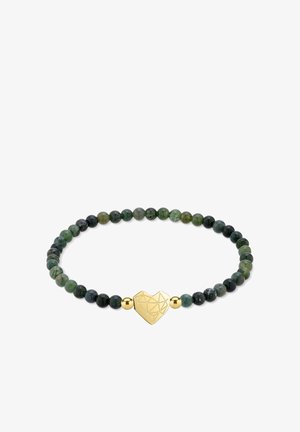 Dehnbare Armband mit runden grünen Perlen und einem goldenen geometrischen Herzanhänger, der zwischen zwei kleinen goldenen Perlen zentriert ist.