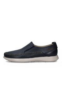 Scarpe slip-on in pelle blu navy con cuciture beige, finitura liscia, punta rotonda e suola in gomma flessibile per comfort e durata.