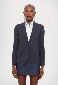 Navyblau taillierter Blazer aus strukturiertem Stoff mit zwei vorderen Taschen, Ein-Knopf-Verschluss und Reverskragen, kombiniert mit einem passenden Rock.