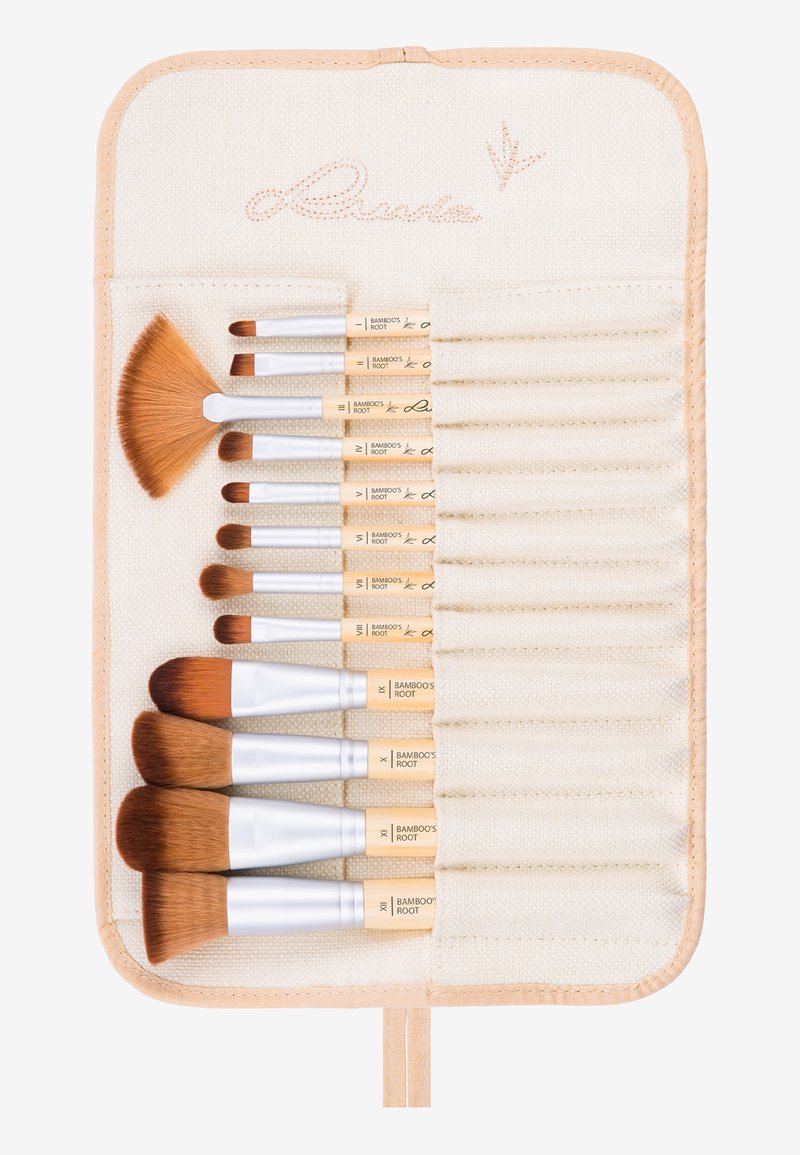 Set van 12 make-upkwasten in een beige canvas rol. De kwasten hebben bamboehandvatten, zilveren metalen ferrules en verschillende vormen en maten van kwastkoppen.