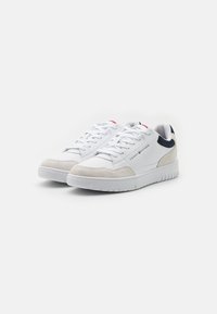Tommy Hilfiger BASKET CORE LTH MIX ESS biały
