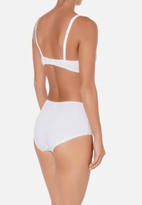 Ensemble de soutien-gorge en coton blanc et de culottes taille haute, avec des bretelles réglables et une texture lisse, finition sans couture et sans embellissements.