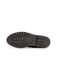 Suela de zapato de goma negra con patrones de banda de rodadura profundos para una mejor tracción, con punta redondeada y talón definido para mayor estabilidad.