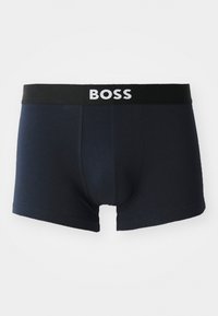 Sötétkék boxeralsó, puha anyagból. Fekete derékpántján fehér "BOSS" logó található. Simább textúra, testhezálló szabás, minta nélkül.