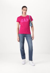 GAP TEE - Marškinėliai su spaudiniu - bright beet