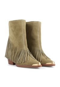 Bottines en suede vert olive avec des pampilles et un embout en métal doré. Talon en bois plat pour la stabilité et le confort.